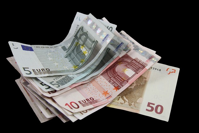 kilka banknotów w walucie euro